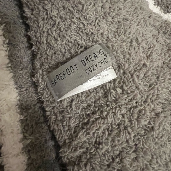 Barefoot Dreams Throw Blanket - Picture 4 of 4